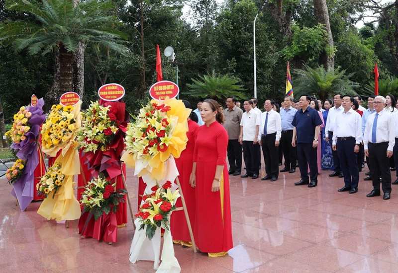 Cũng trong chuyến thăm và làm việc tại tỉnh Bình Định (3-4/3/2024), Chủ tịch Quốc hội Vương Đình Huệ dâng hương tại Khu Di tích Lịch sử Quốc gia Đặc biệt Đền thờ Tây Sơn Tam Kiệt ở thị trấn Phú Phong, huyện Tây Sơn. Cũng trong chuyến thăm và làm việc tại tỉnh Bình Định (3-4/3/2024), Chủ tịch Quốc hội Vương Đình Huệ dâng hương tại Khu Di tích Lịch sử Quốc gia Đặc biệt Đền thờ Tây Sơn Tam Kiệt ở thị trấn Phú Phong, huyện Tây Sơn.