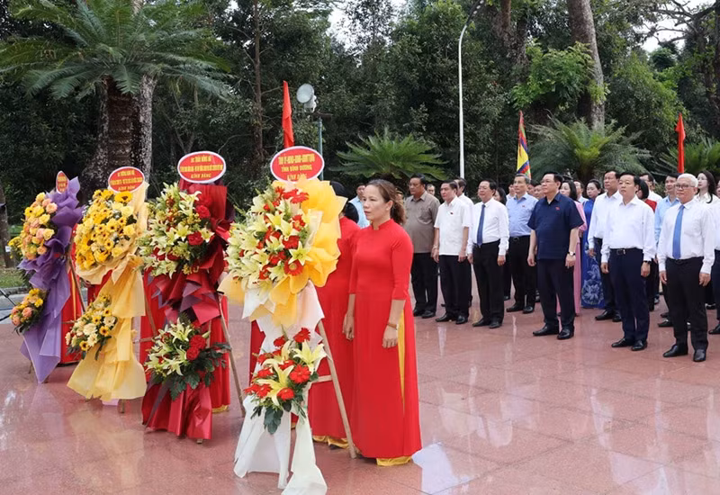 Cũng trong chuyến thăm và làm việc tại tỉnh Bình Định (3-4/3/2024), Chủ tịch Quốc hội Vương Đình Huệ dâng hương tại Khu Di tích Lịch sử Quốc gia Đặc biệt Đền thờ Tây Sơn Tam Kiệt ở thị trấn Phú Phong, huyện Tây Sơn.