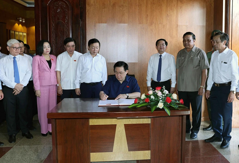 Chủ tịch Quốc hội Vương Đình Huệ viết lưu bút tại Bảo tàng Quang Trung tại Khu Di tích Lịch sử Quốc gia Đặc biệt Đền thờ Tây Sơn Tam Kiệt, thị trấn Phú Phong, huyện Tây Sơn. (Ảnh: Nhan Sáng/TTXVN). Chủ tịch Quốc hội Vương Đình Huệ viết lưu bút tại Bảo tàng Quang Trung tại Khu Di tích Lịch sử Quốc gia Đặc biệt Đền thờ Tây Sơn Tam Kiệt, thị trấn Phú Phong, huyện Tây Sơn. (Ảnh: Nhan Sáng/TTXVN).