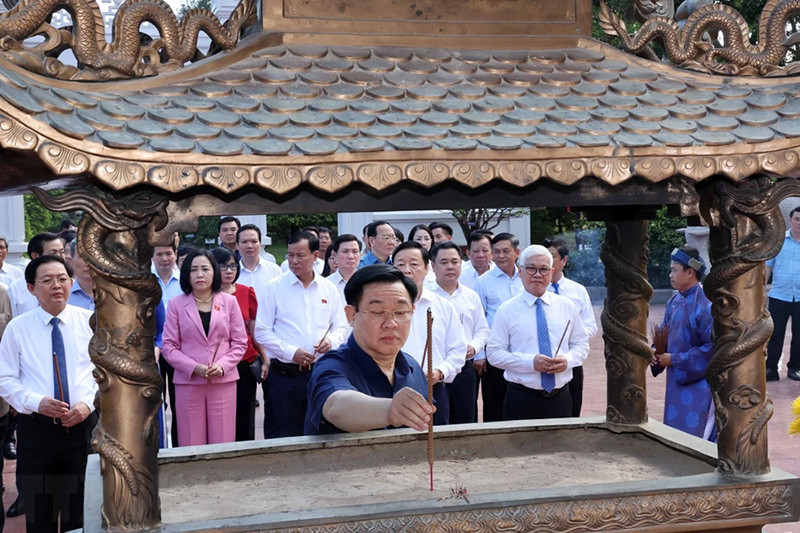 Chủ tịch Quốc hội Vương Đình Huệ dâng hương tại Đền thờ Tây Sơn Tam Kiệt ở thị trấn Phú Phong, huyện Tây Sơn. (Ảnh: Nhan Sáng/TTXVN). Chủ tịch Quốc hội Vương Đình Huệ dâng hương tại Đền thờ Tây Sơn Tam Kiệt ở thị trấn Phú Phong, huyện Tây Sơn. (Ảnh: Nhan Sáng/TTXVN).