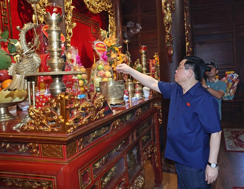 Chủ tịch Quốc hội Vương Đình Huệ dâng hương tại Đền thờ Tây Sơn Tam Kiệt ở thị trấn Phú Phong, huyện Tây Sơn. (Ảnh: Nhan Sáng/TTXVN). Chủ tịch Quốc hội Vương Đình Huệ dâng hương tại Đền thờ Tây Sơn Tam Kiệt ở thị trấn Phú Phong, huyện Tây Sơn. (Ảnh: Nhan Sáng/TTXVN).