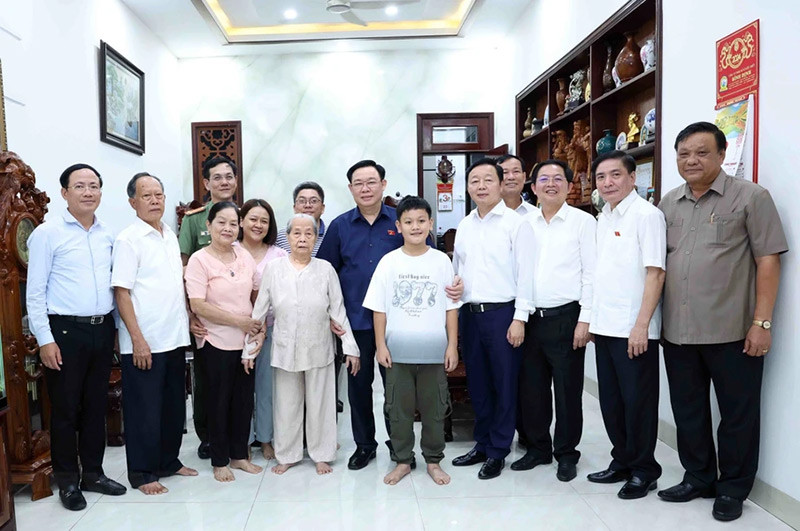 Chủ tịch Quốc hội Vương Đình Huệ thăm gia đình Mẹ Việt Nam Anh hùng Lê Thị Khương tại phường Lê Hồng Phong, thành phố Quy Nhơn. (Ảnh: Nhan Sáng/TTXVN). Chủ tịch Quốc hội Vương Đình Huệ thăm gia đình Mẹ Việt Nam Anh hùng Lê Thị Khương tại phường Lê Hồng Phong, thành phố Quy Nhơn. (Ảnh: Nhan Sáng/TTXVN).