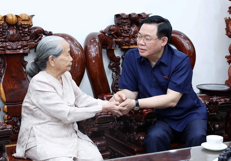 Chủ tịch Quốc hội Vương Đình Huệ thăm, tặng quà Mẹ Việt Nam Anh hùng Lê Thị Khương tại phường Lê Hồng Phong, thành phố Quy Nhơn. (Ảnh: Nhan Sáng/TTXVN). Chủ tịch Quốc hội Vương Đình Huệ thăm, tặng quà Mẹ Việt Nam Anh hùng Lê Thị Khương tại phường Lê Hồng Phong, thành phố Quy Nhơn. (Ảnh: Nhan Sáng/TTXVN).