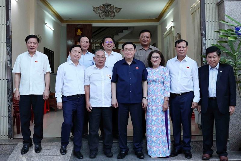 Chủ tịch Quốc hội Vương Đình Huệ và Phó Thủ tướng Trần Hồng Hà thăm gia đình thương binh Đinh Dương Hải tại phường Ghềnh Ráng, thành phố Quy Nhơn. (Ảnh: Nhan Sáng/TTXVN). Chủ tịch Quốc hội Vương Đình Huệ và Phó Thủ tướng Trần Hồng Hà thăm gia đình thương binh Đinh Dương Hải tại phường Ghềnh Ráng, thành phố Quy Nhơn. (Ảnh: Nhan Sáng/TTXVN).