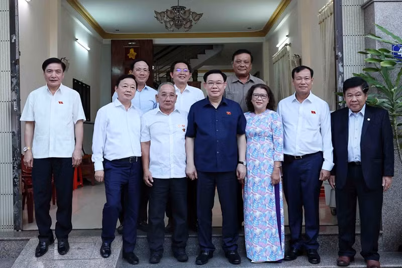 Chủ tịch Quốc hội Vương Đình Huệ và Phó Thủ tướng Trần Hồng Hà thăm gia đình thương binh Đinh Dương Hải tại phường Ghềnh Ráng, thành phố Quy Nhơn. (Ảnh: Nhan Sáng/TTXVN).