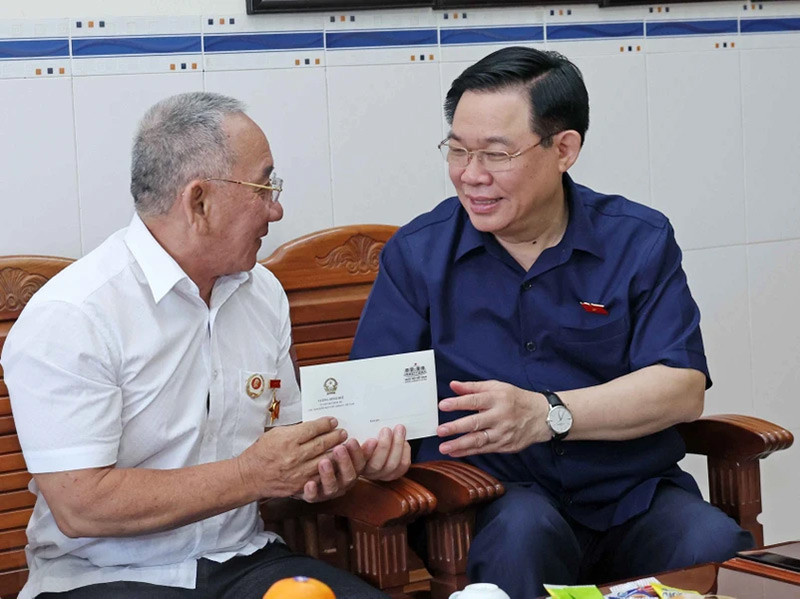 Chủ tịch Quốc hội Vương Đình Huệ thăm, tặng quà thương binh Đinh Dương Hải tại phường Ghềnh Ráng, thành phố Quy Nhơn. (Ảnh: Nhan Sáng/TTXVN). Chủ tịch Quốc hội Vương Đình Huệ thăm, tặng quà thương binh Đinh Dương Hải tại phường Ghềnh Ráng, thành phố Quy Nhơn. (Ảnh: Nhan Sáng/TTXVN).