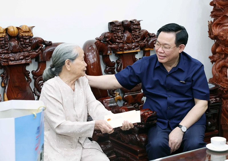 Chủ tịch Quốc hội Vương Đình Huệ thăm, tặng quà Mẹ Việt Nam Anh hùng Lê Thị Khương tại phường Lê Hồng Phong, thành phố Quy Nhơn. (Ảnh: Nhan Sáng/TTXVN). Chủ tịch Quốc hội Vương Đình Huệ thăm, tặng quà Mẹ Việt Nam Anh hùng Lê Thị Khương tại phường Lê Hồng Phong, thành phố Quy Nhơn. (Ảnh: Nhan Sáng/TTXVN).