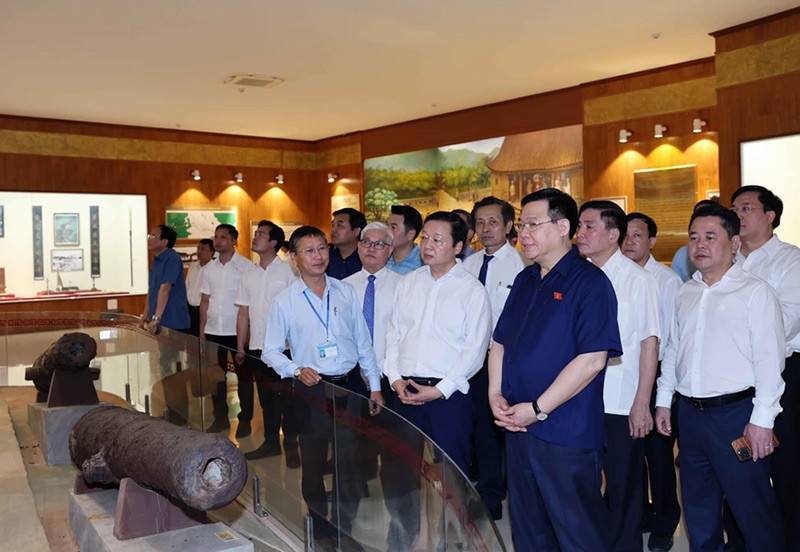 Chủ tịch Quốc hội Vương Đình Huệ tham quan Bảo tàng Quang Trung tại Khu Di tích Lịch sử Quốc gia Đặc biệt Đền thờ Tây Sơn Tam Kiệt ở thị trấn Phú Phong, huyện Tây Sơn. (Ảnh: Nhan Sáng/TTXVN). Chủ tịch Quốc hội Vương Đình Huệ tham quan Bảo tàng Quang Trung tại Khu Di tích Lịch sử Quốc gia Đặc biệt Đền thờ Tây Sơn Tam Kiệt ở thị trấn Phú Phong, huyện Tây Sơn. (Ảnh: Nhan Sáng/TTXVN).