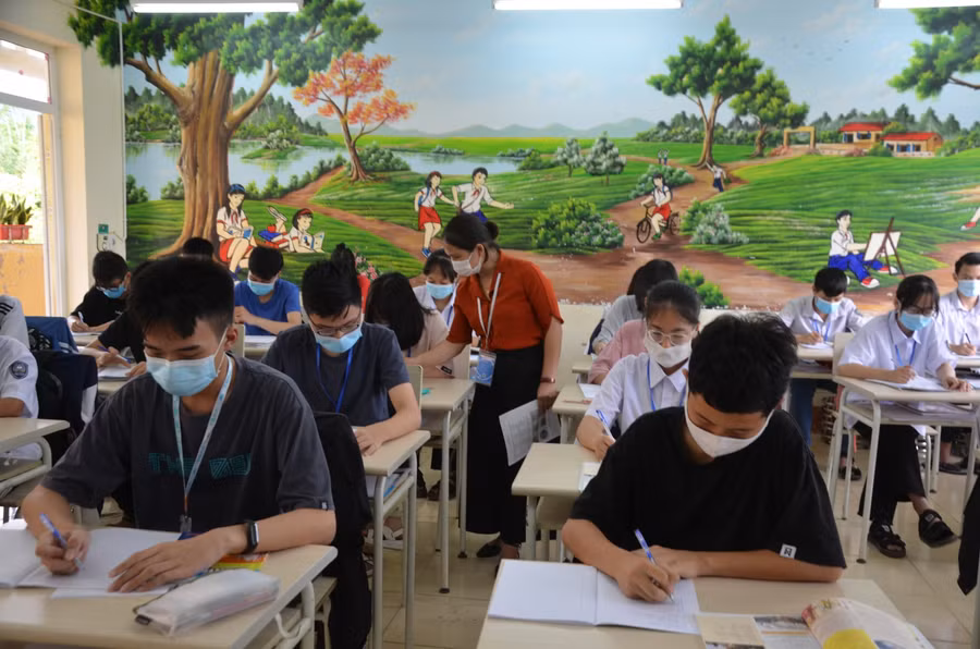 “Suy nghĩ tích cực, hành động thông minh và sống có trách nhiệm” (Positive thinking, Smart action và live Responsibly) – là những giá trị sống nhà trường hướng đến, và lấy chữ cái đầu tiên để đặt tên cho các khối lớp (10S, 11P, 12R). Ảnh: Hải Yến.