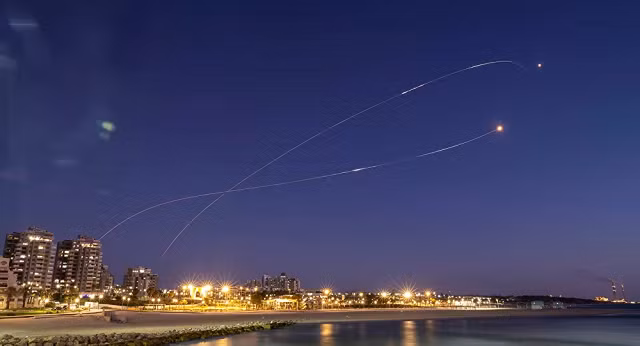 Hình ảnh hệ thống Vòm sắt của Israel chặn rocket bắn từ Gaza.