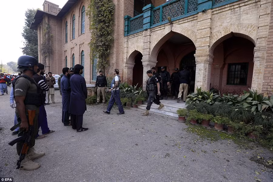 Lực lượng an ninh có mặt tại hiện trường.