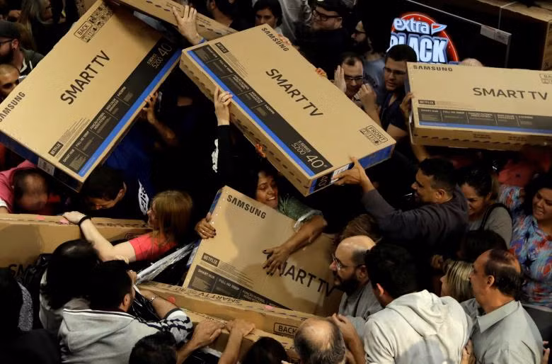 Khách hàng Brazil tranh nhau mua TV nhân ngày giảm giá