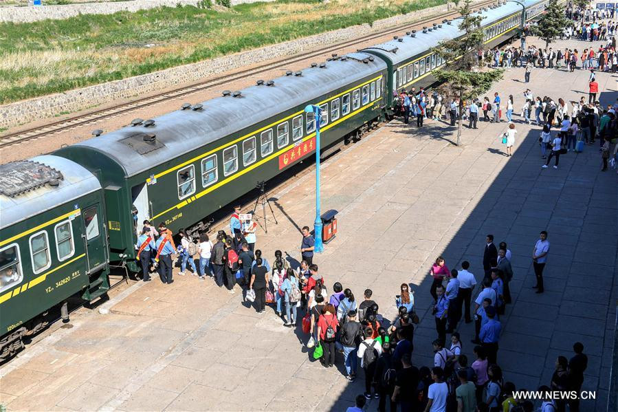Các thí sinh xếp hàng lên chuyến tàu đặc biệt Các thí sinh xếp hàng lên chuyến tàu đặc biệt