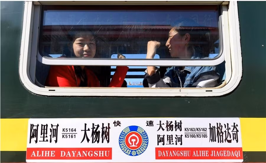 Học sinh vùng Nội Mông, Trung Quốc lên tàu đi thi đại học