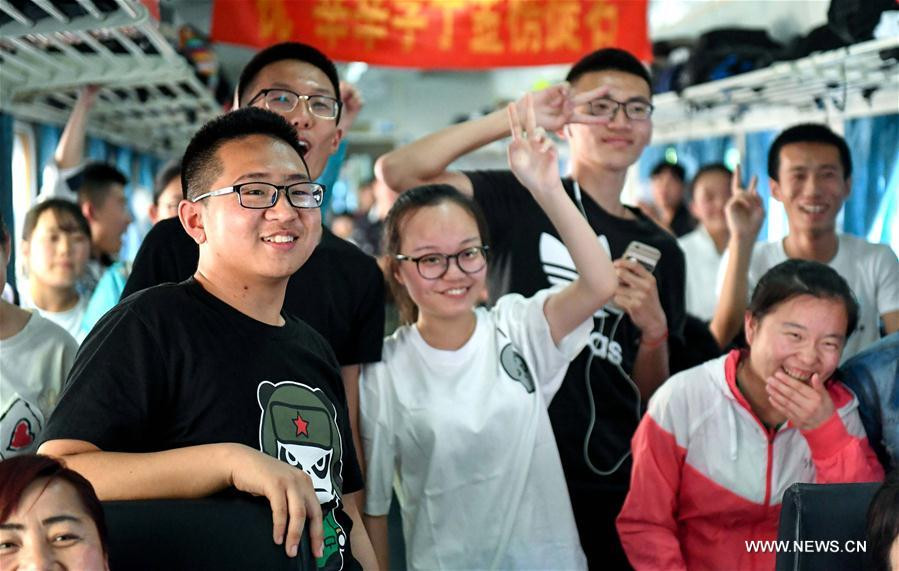 Các thí sinh chụp ảnh lưu niệm trên tàu Các thí sinh chụp ảnh lưu niệm trên tàu