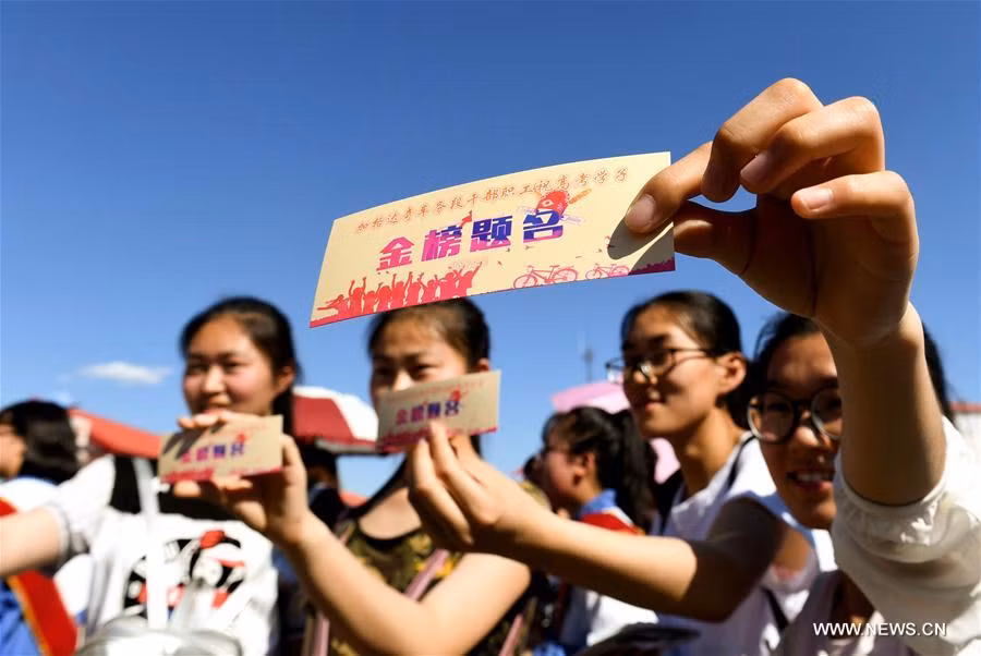 Các thí sinh đưa ra những lời chúc tốt đẹp dành cho họ trước khi lên tàu