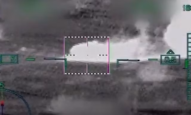 Trực thăng Nga tấn công xe bọc thép Ukraine.