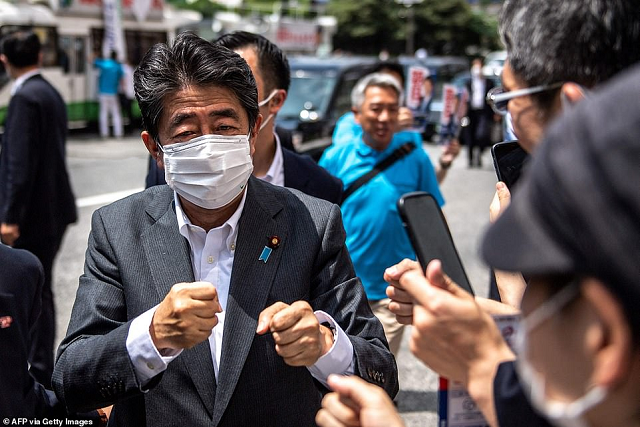 Ông Shinzo Abe có tinh thần tốt và tương tác với người dân trước bài phát biểu tại Nara. Ông Shinzo Abe có tinh thần tốt và tương tác với người dân trước bài phát biểu tại Nara.