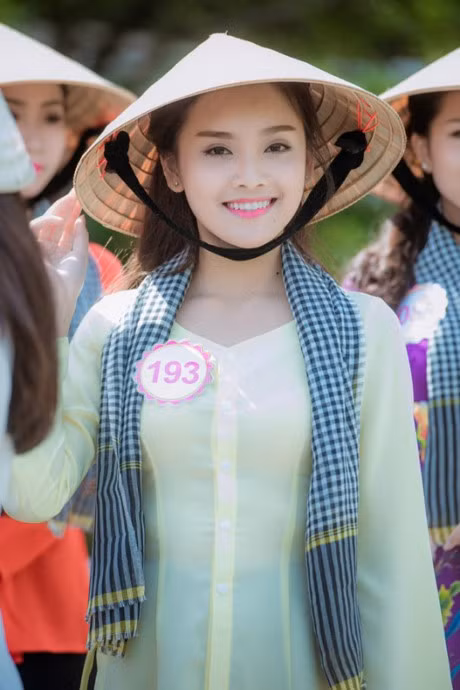 Thi sinh Hoa hau Viet Nam duyen dang voi ao ba ba - Anh 2