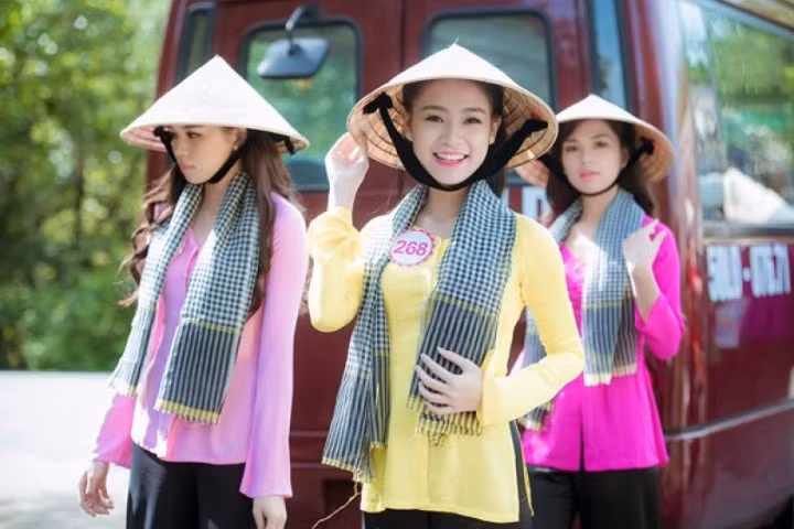 Thí sinh Hoa hậu Việt Nam duyên dáng với áo bà ba