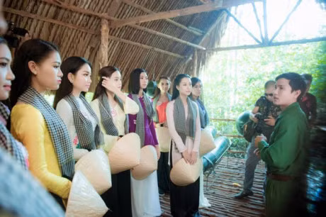 Thi sinh Hoa hau Viet Nam duyen dang voi ao ba ba - Anh 4