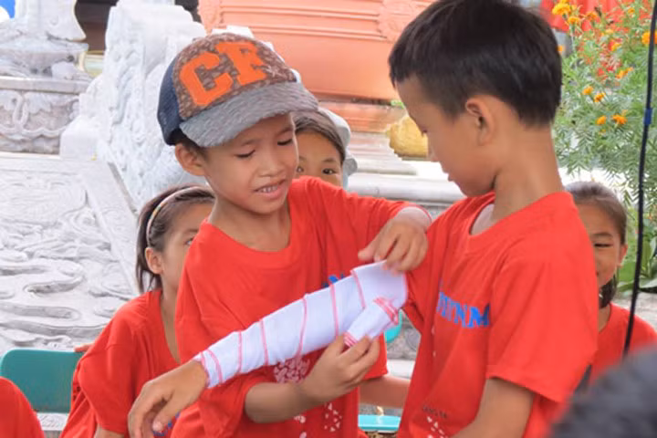 Lớp học bơi bổ ích của sư thầy