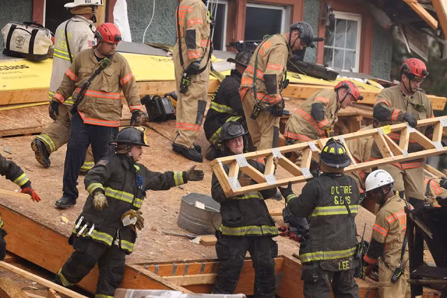 Hiện trường giải cứu nạn nhân tòa nhà 5 tầng bị sập ở thủ đô Washington &nbsp; ảnh 1