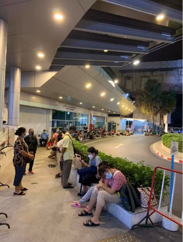 Người dân vật vờ chờ bên ngoài bệnh viện.