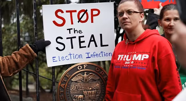 Những người ủng hộ TT Trump mang biển phản đối gian lận bầu cử.