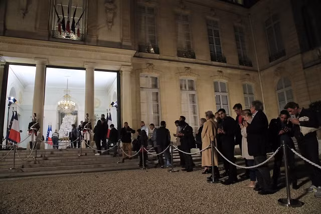 Dòng người vào điện Elysee để tưởng nhớ ông Chirac.