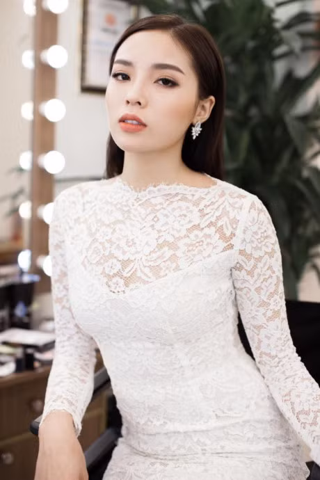 Hoa hau Ky Duyen tai xuat kieu ky sau thoi gian o an vi scandal - Anh 4