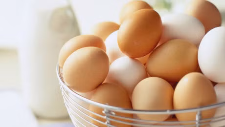 Toc moc nhanh nhu nam sau mua neu ban thuong xuyen an nhung loai thuc pham nay - Anh 5