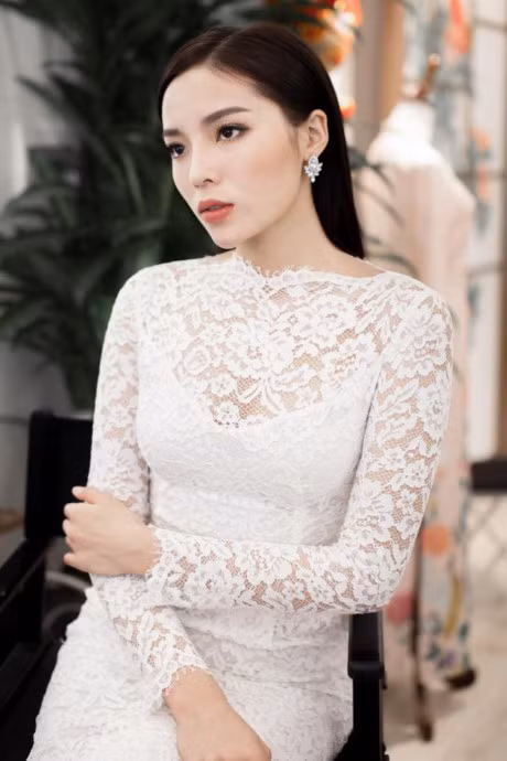 Hoa hau Ky Duyen tai xuat kieu ky sau thoi gian o an vi scandal - Anh 5