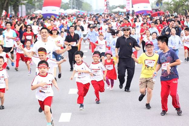Các bé tham gia hết mình vào giải chạy.