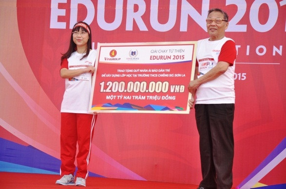 Bà Lê Mai Lan trao số tiền quyên góp từ giải chạy cho Phó tổng biên tập báo Dân trí – ông Nguyễn Lương Phán