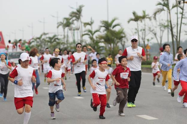 Anh Trần Văn Tấn, phụ huynh học sinh trường Trưng Vương khi tham gia giải chạy bày tỏ: “Tôi tham gia đường chạy 5km, chạy xong thấy rất mệt nhưng đã biết ý nghĩa của Edurun là để quyên góp tiền xây lớp học cho trẻ em nghèo ở Chiềng Sơ – Sơn La thì thấy rất xứng đáng để mình cố gắng. Tôi cũng thêm phấn chấn vì đường chạy trong khu đô thị Vinhomes Riverside rất sạch, mọi góc cua đều có đội cổ vũ nhiệt tình, hai bên đường là các ngôi nhà thanh bình và rất đẹp.”