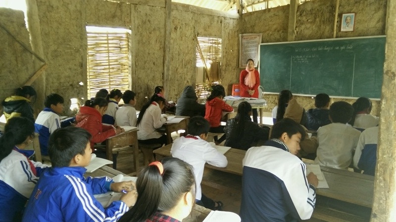 Học sinh trường THCS Chiềng Sơ (huyện Sông Mã, tỉnh Sơn La) đang phải học tập trong những lớp học tạm bằng nhà tranh vách đất.