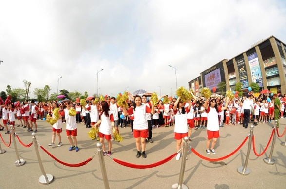 Tất cả mọi người đều háo hức với giải chạy quy mô lớn được tổ chức tại Vinhomes Riverside - khu đô thị sinh thái hàng đầu Việt Nam. Toàn bộ đường dẫn vào khu đô thị Vinhomes Riverside sáng 29/3 như biến thành biển người với sắc đỏ rực rỡ của Edurun. Âm nhạc sôi động cùng những màn cổ vũ chuyên nghiệp khiến những người tham gia giải chạy thêm phấn khích.