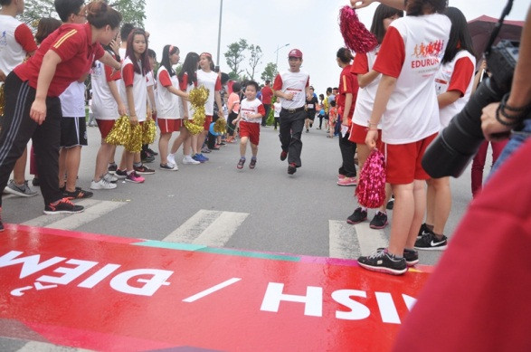 Niềm vui khi về đích của các bé