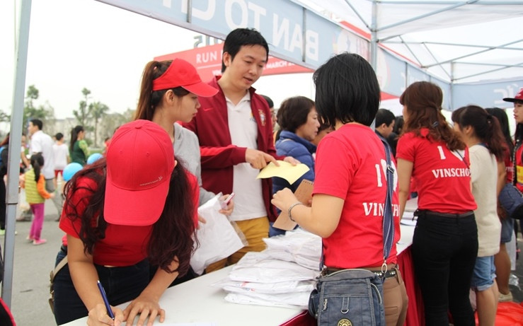 Ngay từ sáng sớm, hàng ngàn người đã đổ về khu đô thị sinh thái sang trọng bậc nhất Việt Nam để đăng ký và tham gia giải chạy, trong đó có những gia đình mà tất cả các thành viên đều tham gia giải chạy đặc biệt ý nghĩa này.