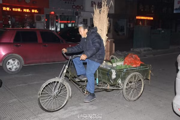 Cha già 84 tuổi bán rau kiếm tiền cứu con