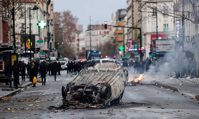 Một chiếc xe lật ngược tại trường trung học Jean-Pierre Timbaud
