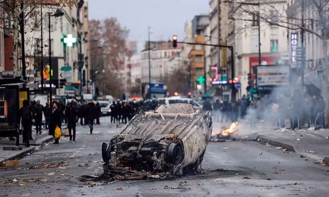 Một chiếc xe lật ngược tại trường trung học Jean-Pierre Timbaud