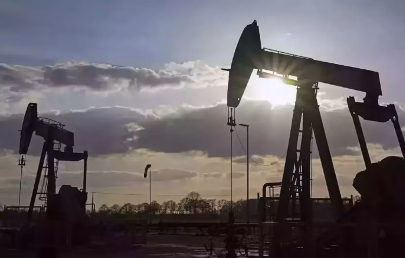 IMF: Bất chấp bị áp giá trần, doanh thu của Nga từ dầu vẫn cao