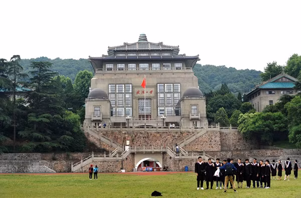 SV tại ĐH Vũ Hán, Trung Quốc.