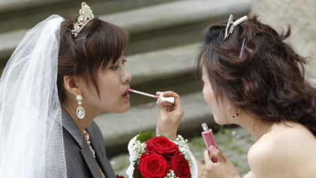 Nguy hiểm như làm phù dâu ở Trung Quốc - Ảnh 1 Nguy hiem nhu lam phu dau o Trung Quoc - Anh 1