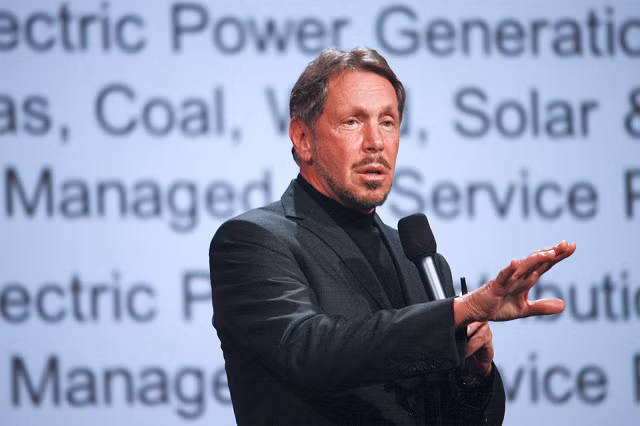 Đứng thứ 7 là Larry Ellison – chủ tịch và đồng sáng lập tập đoàn phần mềm Oracle - với tài sản ròng 93 tỷ USD.