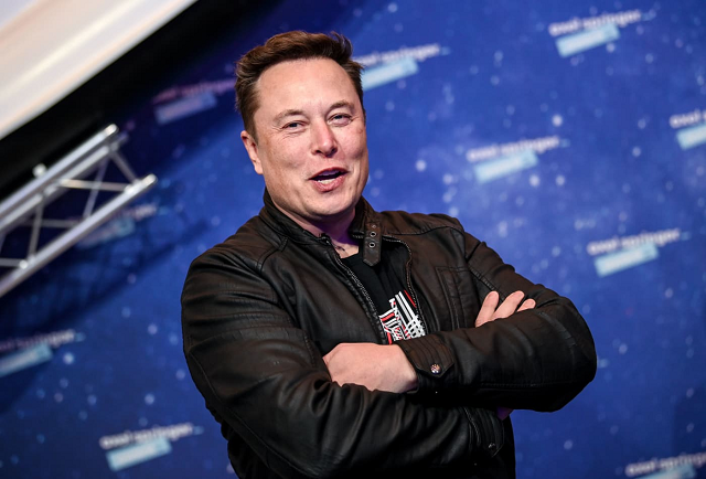 Đứng thứ 2 là Elon Musk với số tài sản 151 tỷ USD, tăng 126,4 tỷ USD so với năm ngoái chủ yếu nhờ cổ phiếu của Tesla tăng 705%.
