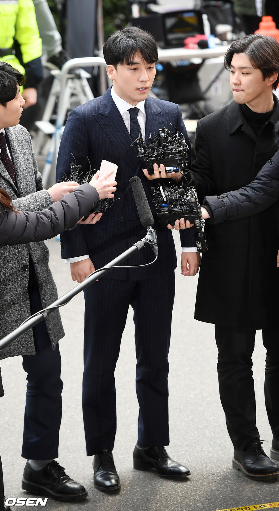 Seungri trả lời phỏng vấn trước khi vào đồn cảnh sát.