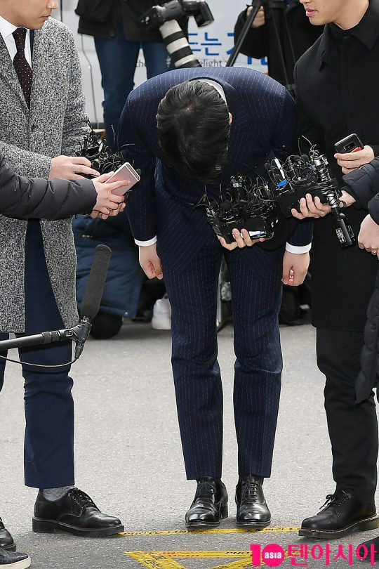 Seungri cúi đầu xin lỗi.